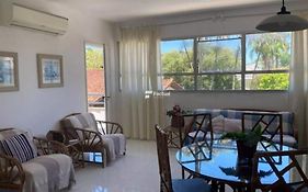 Apartamento com 4 quartos, uma quadra da Praia Enseada, Guarujá